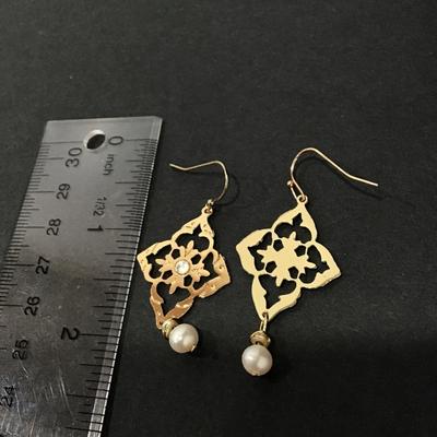 Gorgeous, very nice gold toned dangle earrings with genuine pearls