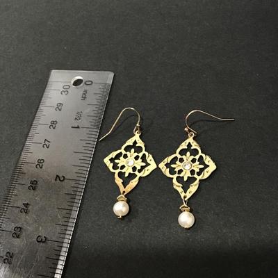 Gorgeous, very nice gold toned dangle earrings with genuine pearls