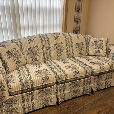 Beautiful 7ft Clean comfortable couch