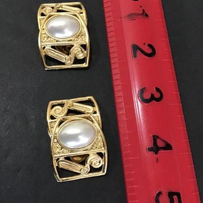 Beautiful Musi gold tone shoe clips