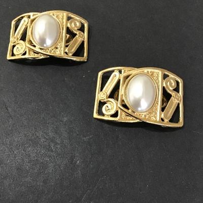 Beautiful Musi gold tone shoe clips