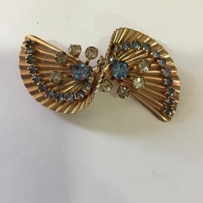 Pretty vintage gold tone ice blue rhinestone brooch