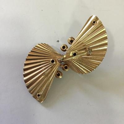 Pretty vintage gold tone ice blue rhinestone brooch