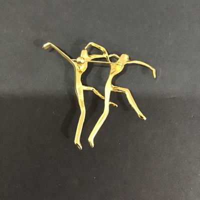 Gold tone, swan dance pin