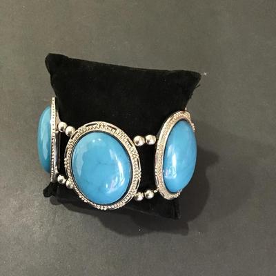 Fashion statement stretchy bracelet