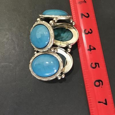 Fashion statement stretchy bracelet