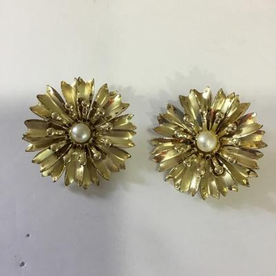 Very nice vintage clip on earrings