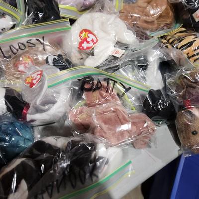 Lot of 70 Vintage Ty Beanie Babies Plush Toys w Blue Tote