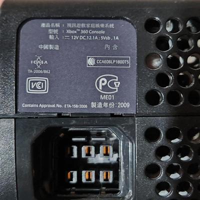 Xbox 360 Console w 2 controllers Powers up
