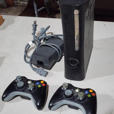 Xbox 360 Console w 2 controllers Powers up
