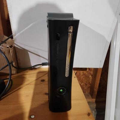 Xbox 360 Console w 2 controllers Powers up