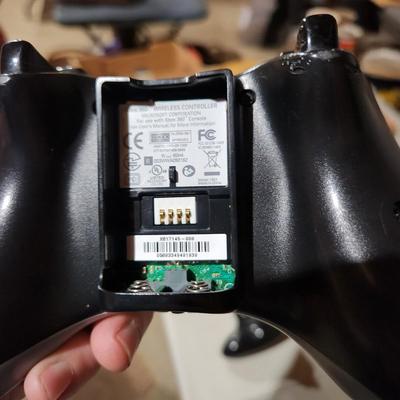 Xbox 360 Console w 2 controllers Powers up