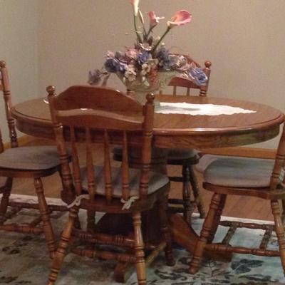 Table w/leaves and 4 padded chairs