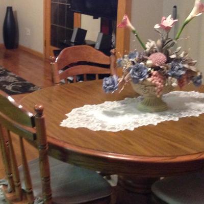 Table w/leaves and 4 padded chairs