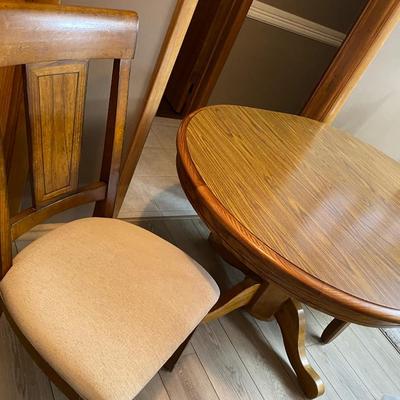 Table w/leaves and 4 padded chairs