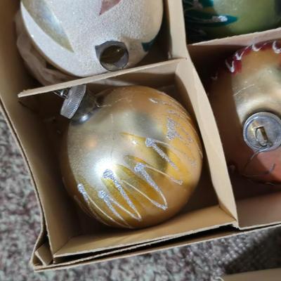 Vintage Christmas Décor – Ornaments & Garlan