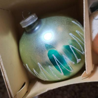 Vintage Christmas Décor – Ornaments & Garlan