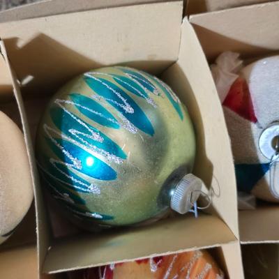 Vintage Christmas Décor – Ornaments & Garlan