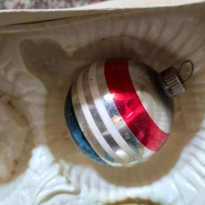 Vintage Christmas Décor – Ornaments & Garlan
