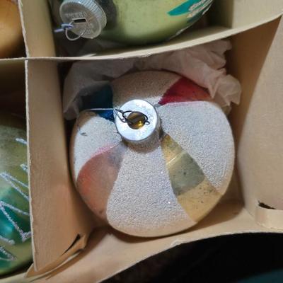 Vintage Christmas Décor – Ornaments & Garlan