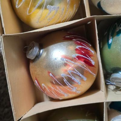 Vintage Christmas Décor – Ornaments & Garlan