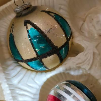 Vintage Christmas Décor – Ornaments & Garlan