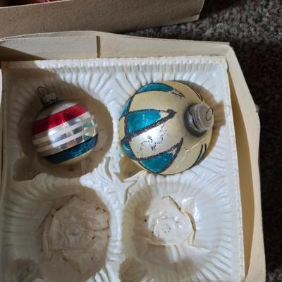 Vintage Christmas Décor – Ornaments & Garlan