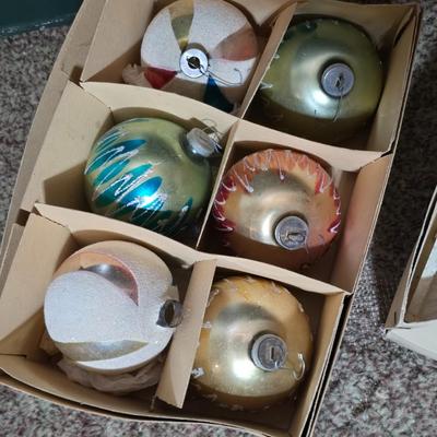 Vintage Christmas Décor – Ornaments & Garlan