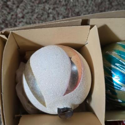 Vintage Christmas Décor – Ornaments & Garlan