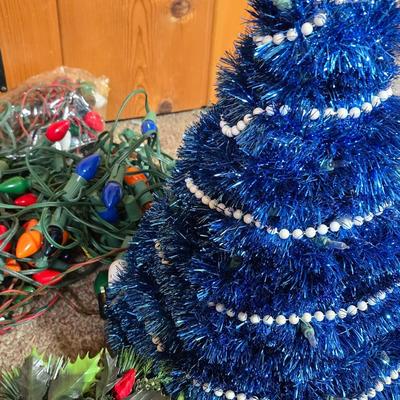Assorted Vintage & Modern Christmas Decorations - Lots of C9 lights !
