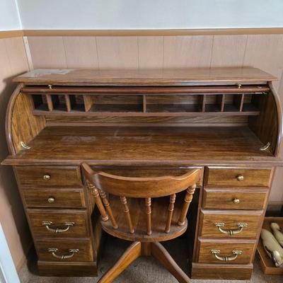 Classic Oak Roll-Top Desk with Matching Swivel Chair – 9 Drawers & Cubby Storage