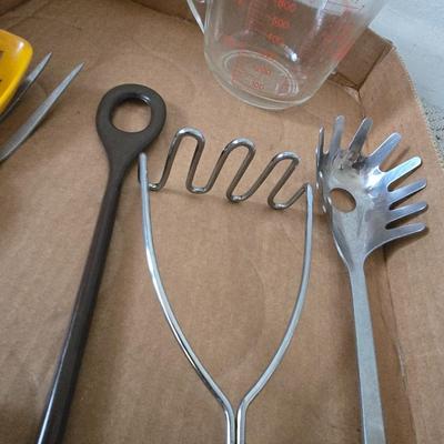 Mixed Lot of Kitchen Essentials – Bowls, Utensils, Colander & More