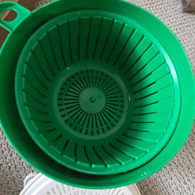 Mixed Lot of Kitchen Essentials – Bowls, Utensils, Colander & More