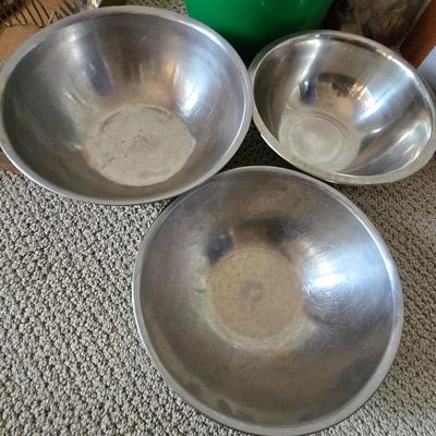 Mixed Lot of Kitchen Essentials – Bowls, Utensils, Colander & More