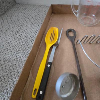 Mixed Lot of Kitchen Essentials – Bowls, Utensils, Colander & More