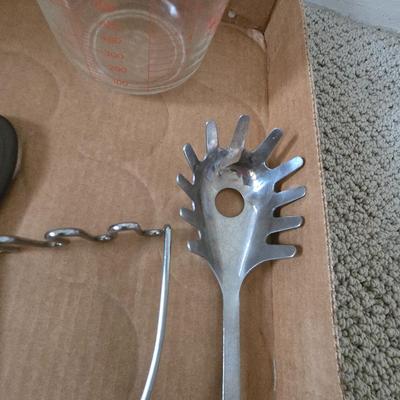 Mixed Lot of Kitchen Essentials – Bowls, Utensils, Colander & More