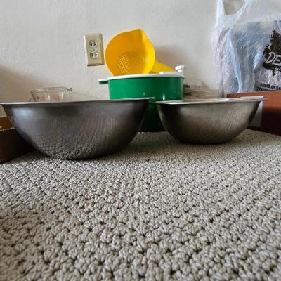 Mixed Lot of Kitchen Essentials – Bowls, Utensils, Colander & More
