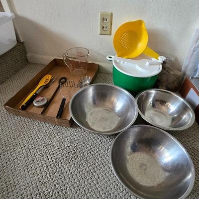 Mixed Lot of Kitchen Essentials – Bowls, Utensils, Colander & More
