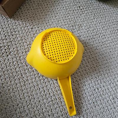 Mixed Lot of Kitchen Essentials – Bowls, Utensils, Colander & More
