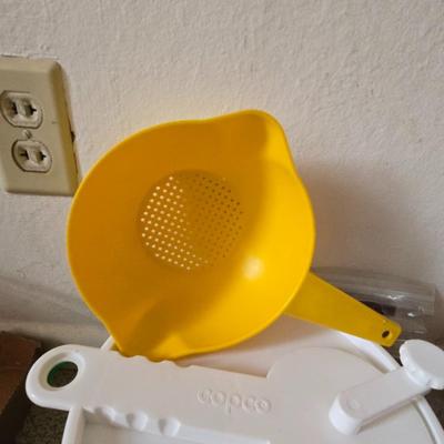 Mixed Lot of Kitchen Essentials – Bowls, Utensils, Colander & More