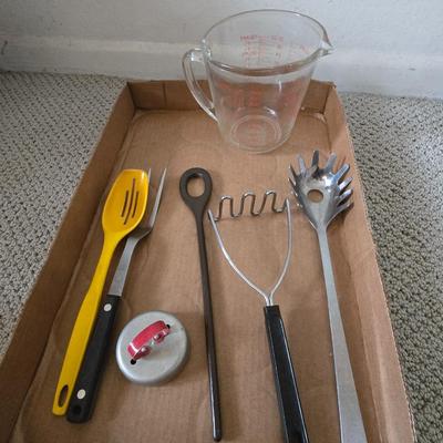 Mixed Lot of Kitchen Essentials – Bowls, Utensils, Colander & More