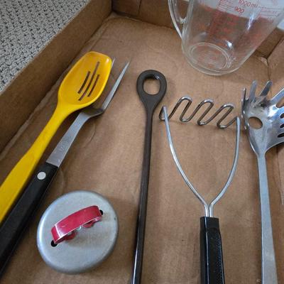 Mixed Lot of Kitchen Essentials – Bowls, Utensils, Colander & More