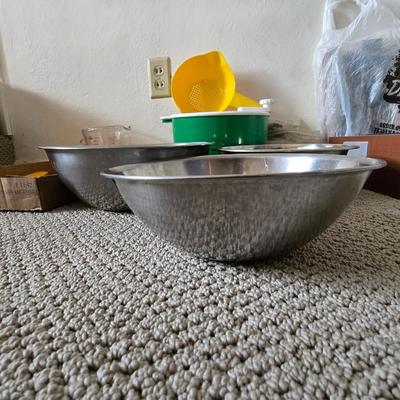 Mixed Lot of Kitchen Essentials – Bowls, Utensils, Colander & More
