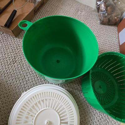 Mixed Lot of Kitchen Essentials – Bowls, Utensils, Colander & More