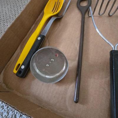 Mixed Lot of Kitchen Essentials – Bowls, Utensils, Colander & More