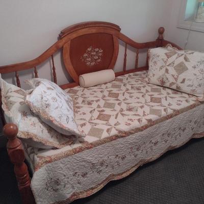 Solid Wood Frame Trundle Bed with Bedding
