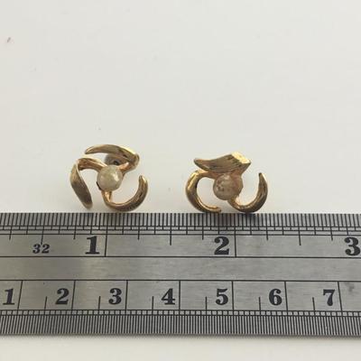Gold tone unmarked fashion earrings