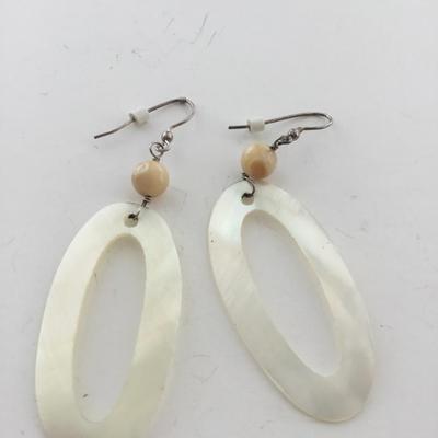 White oval dangle fashion earrings