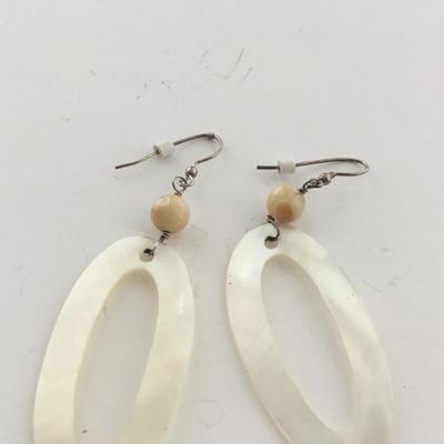 White oval dangle fashion earrings