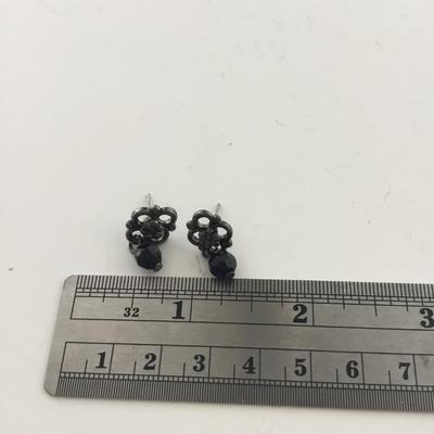 Unmarked silver tone small dangle earrings